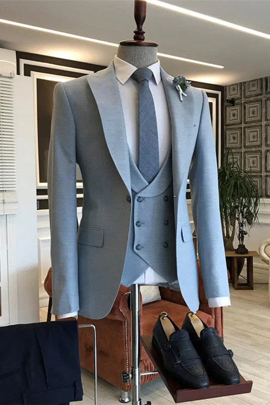 Glamorous Sky Blue Peaked Lapel Three Pieces Prom Suits